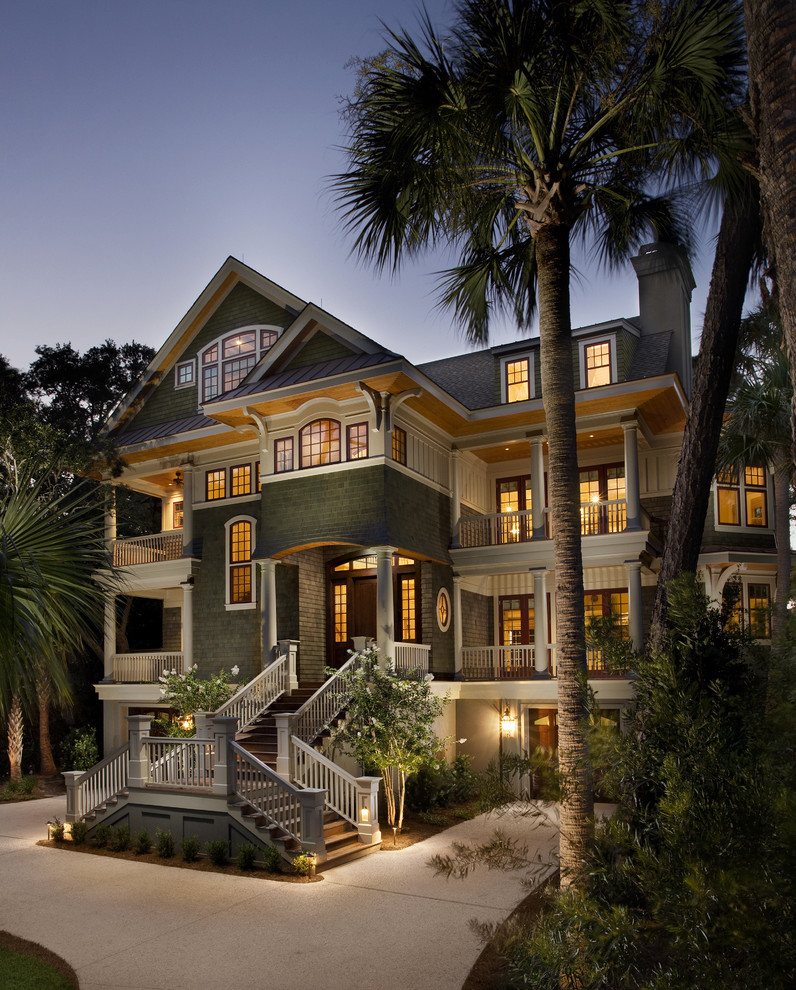 Idée de décoration pour une grande façade de maison verte marine en bois à deux étages et plus avec un toit à deux pans.