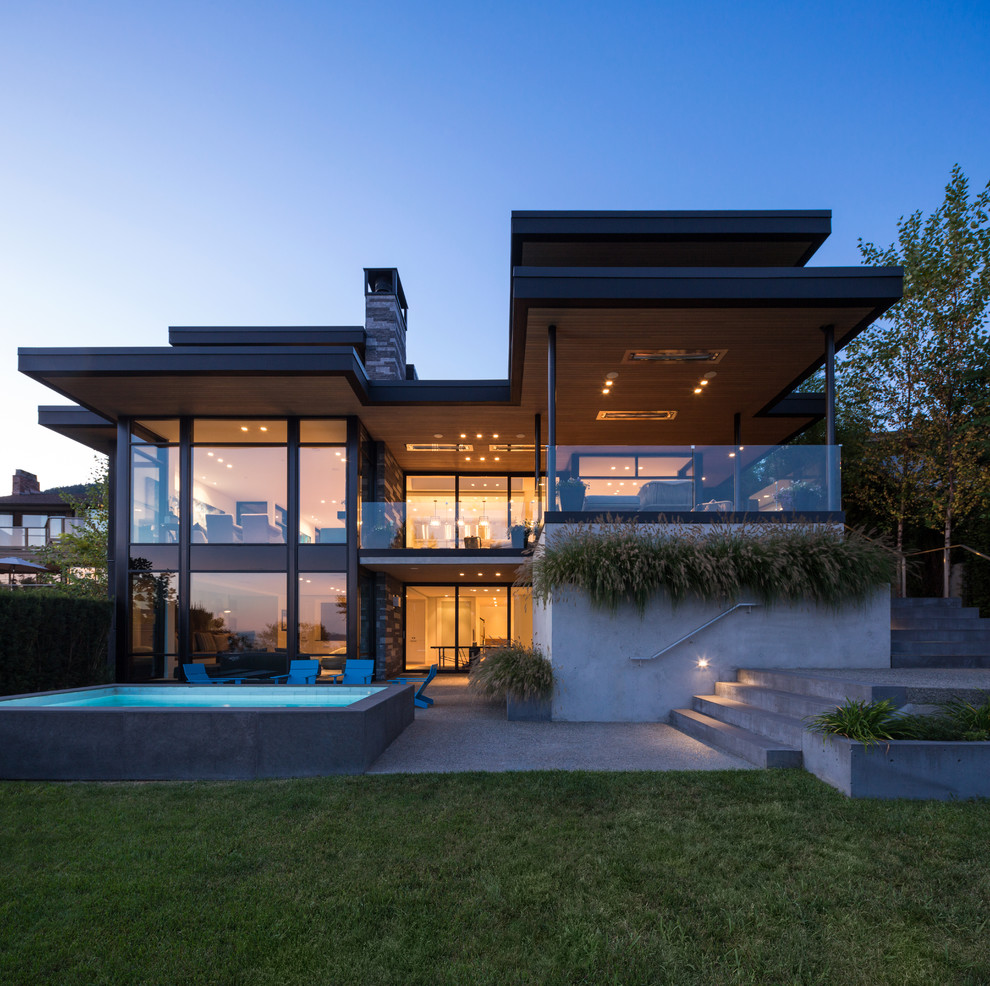 Inspiration pour une grande façade de maison marron design à un étage avec un toit plat et un revêtement mixte.