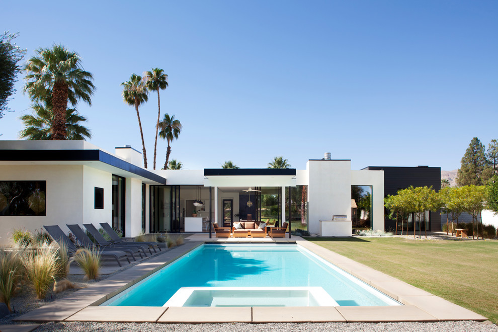 Große, Einstöckige Retro Holzfassade Haus mit grauer Fassadenfarbe und Flachdach in Los Angeles