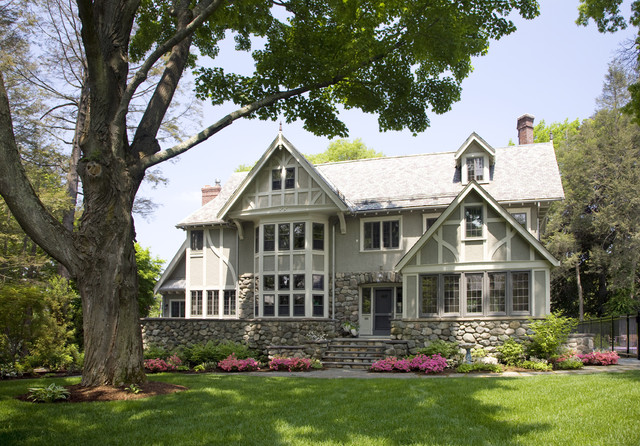 Eclectic Modern Tudor Exterior - Klassisch - Häuser - Boston - von LDa