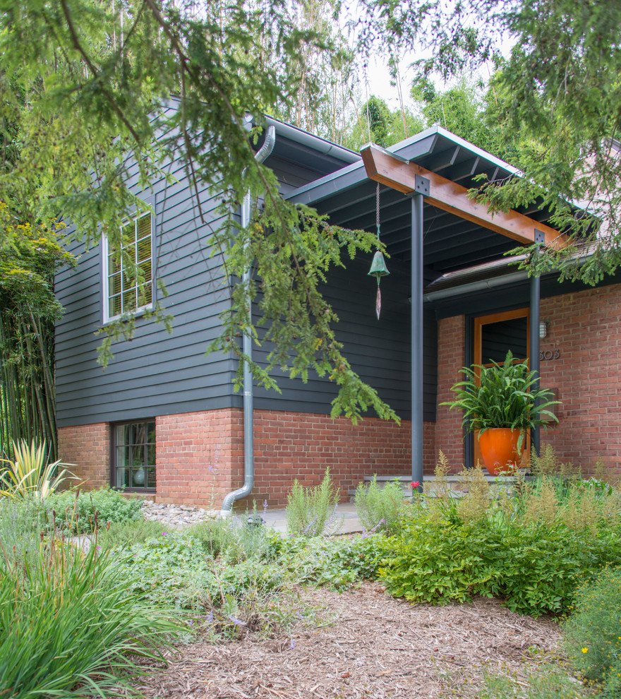 Стильный дизайн: серый дом в стиле ретро с разными уровнями - последний тренд