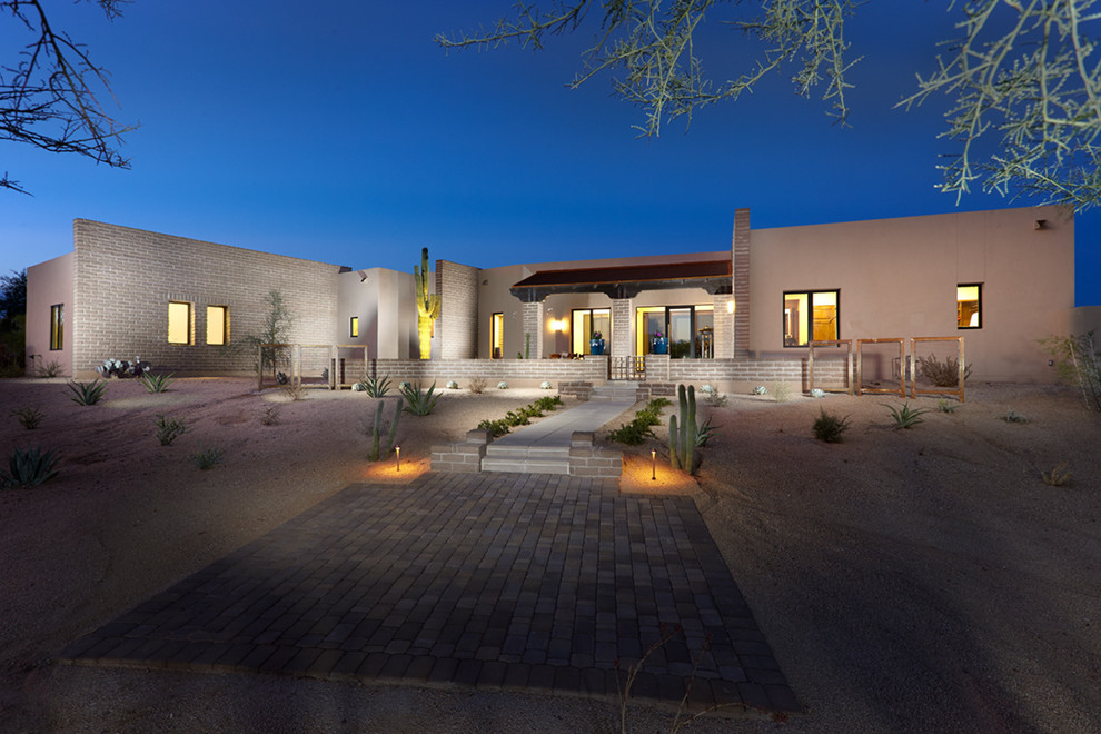 Großes, Einstöckiges Mediterranes Haus mit Lehmfassade, brauner Fassadenfarbe und Flachdach in Phoenix