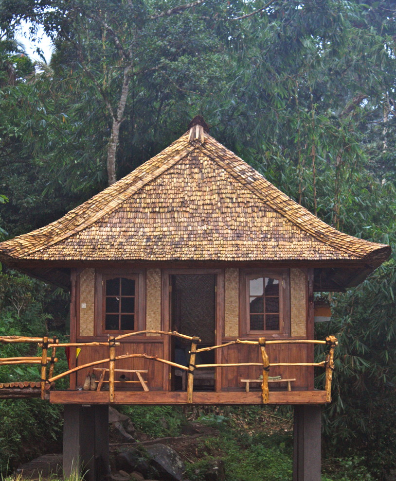 Esempio della facciata di una casa etnica a un piano con rivestimento in legno