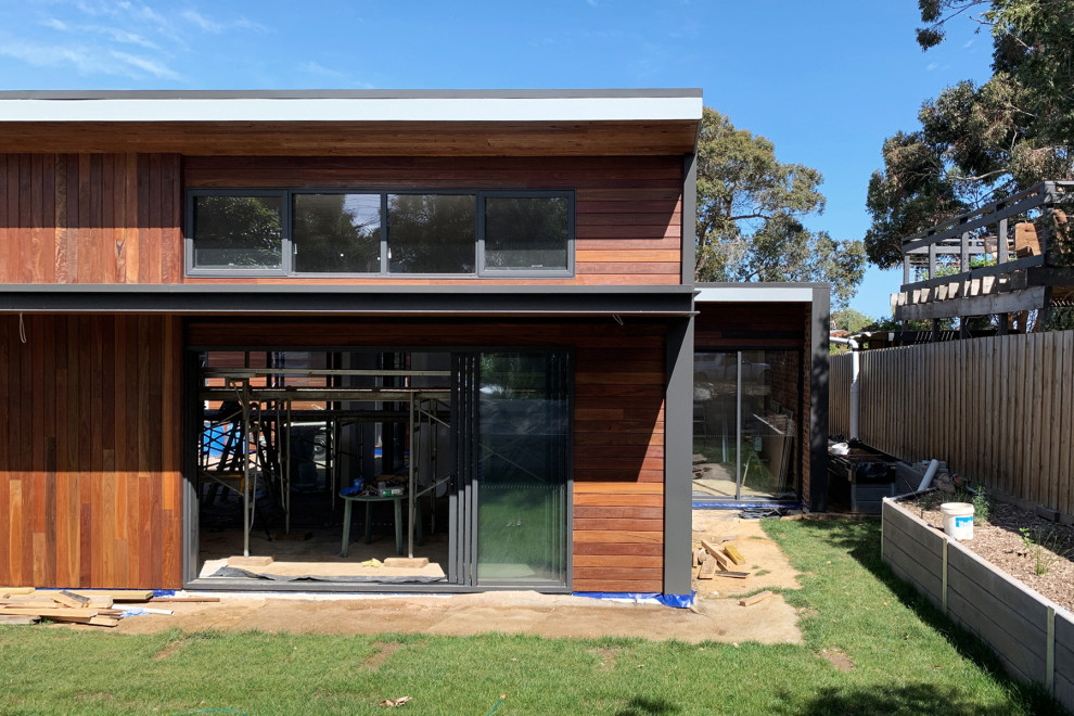 Inspiration för mellanstora moderna bruna hus, med tak i metall och allt i ett plan
