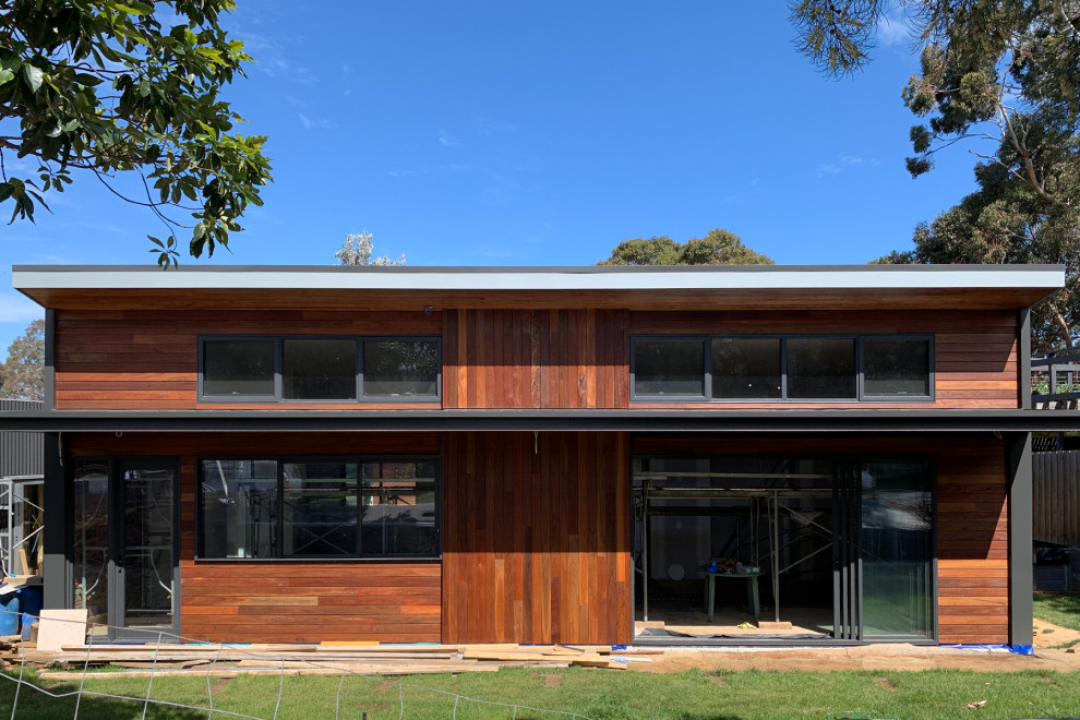 Источник вдохновения для домашнего уюта: деревянный, коричневый, одноэтажный частный загородный дом среднего размера в современном стиле с металлической крышей и крышей-бабочкой