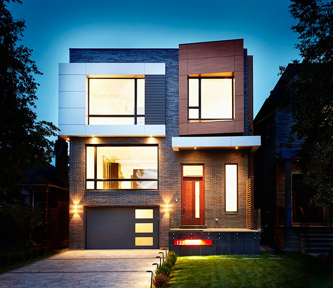 Diseño de fachada de casa marrón moderna de tamaño medio de dos plantas con revestimiento de ladrillo y tejado plano
