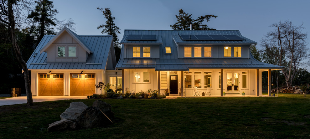 Modelo de fachada blanca de estilo de casa de campo de tamaño medio de dos plantas con revestimientos combinados y tejado a dos aguas