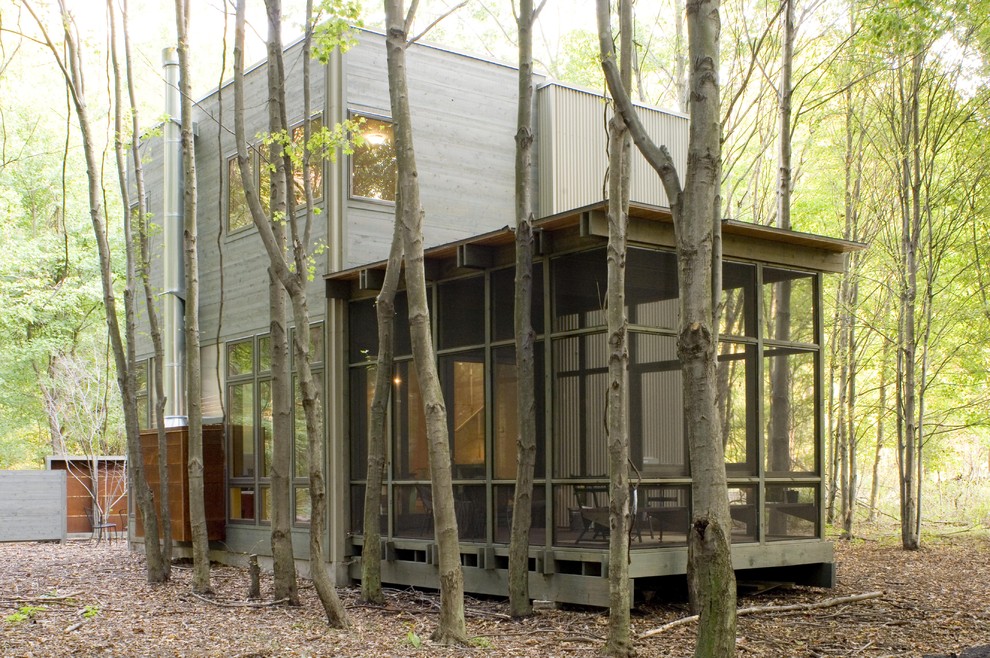 Idées déco pour une façade de maison montagne en bois avec un toit plat.