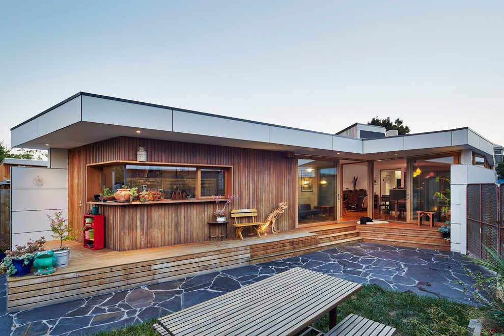 Mittelgroße, Einstöckige Moderne Holzfassade Haus mit weißer Fassadenfarbe und Flachdach in Melbourne