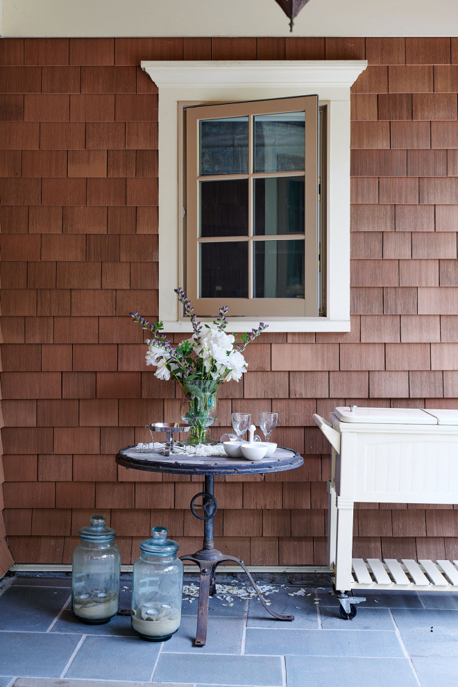Kleines, Einstöckiges Klassisches Einfamilienhaus mit Mix-Fassade, brauner Fassadenfarbe, Satteldach und Schindeldach in New York