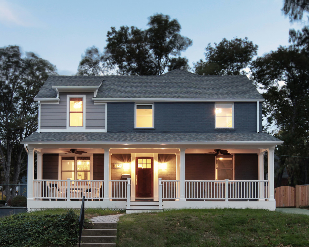 Aménagement d'une façade de maison grise classique de taille moyenne et à un étage avec un revêtement mixte et un toit à deux pans.