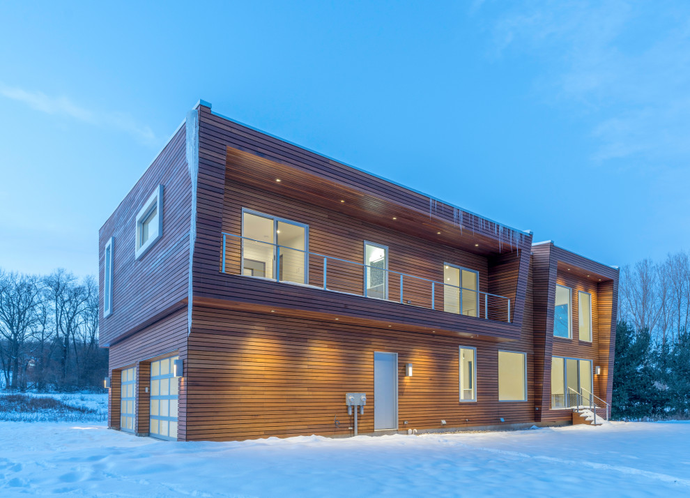Свежая идея для дизайна: большой, трехэтажный, деревянный, коричневый частный загородный дом в скандинавском стиле с односкатной крышей и крышей из смешанных материалов - отличное фото интерьера