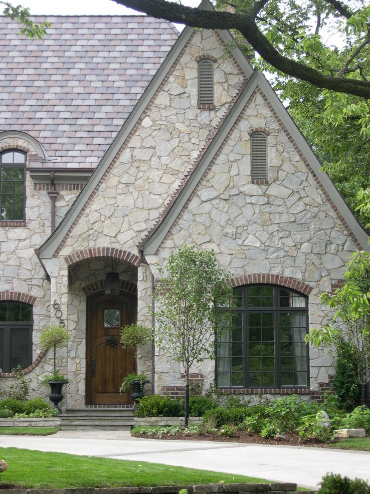 Пример оригинального дизайна: серый дом с облицовкой из камня