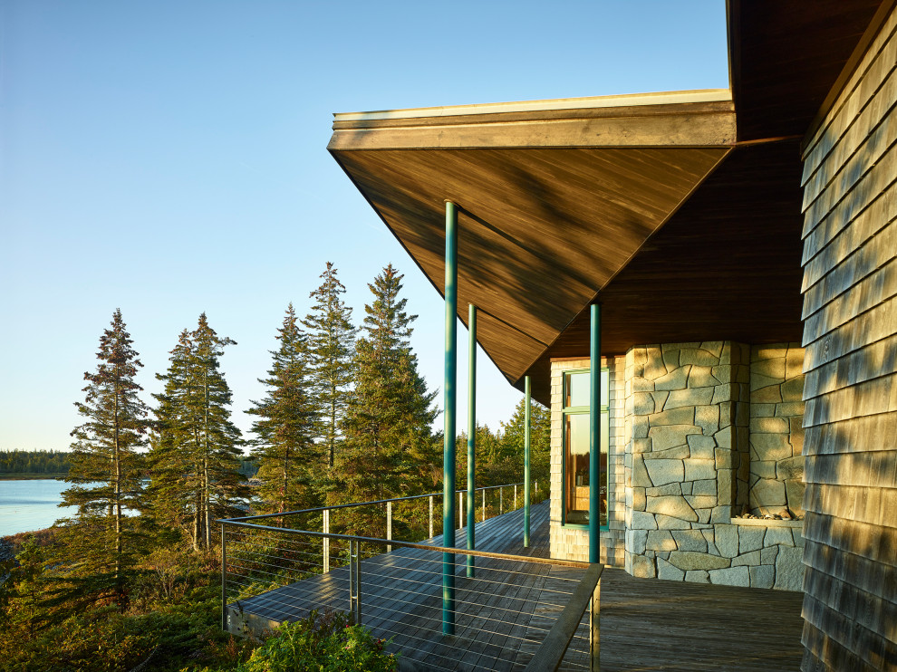 Идея дизайна: одноэтажный, деревянный, серый частный загородный дом среднего размера в современном стиле