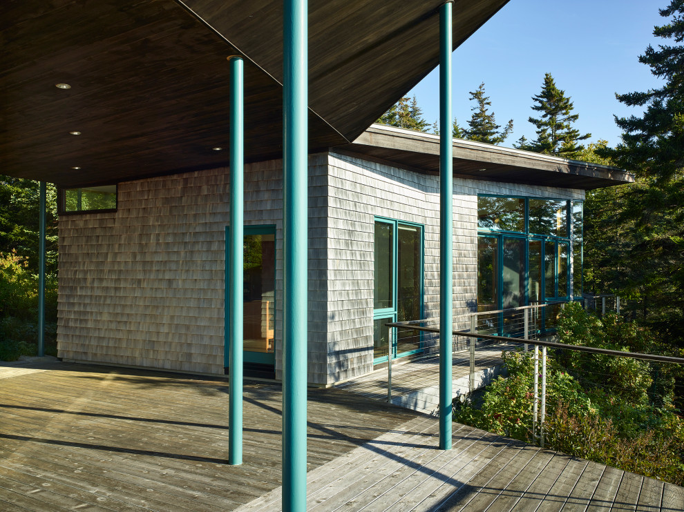 На фото: одноэтажный, деревянный, серый частный загородный дом среднего размера в современном стиле