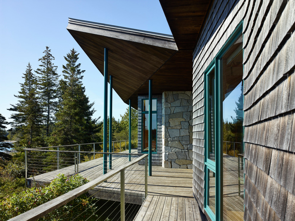 Свежая идея для дизайна: одноэтажный, деревянный, серый частный загородный дом среднего размера в современном стиле - отличное фото интерьера