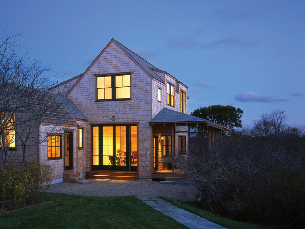 Idee per la facciata di una casa beige stile marinaro a due piani di medie dimensioni con rivestimento in legno