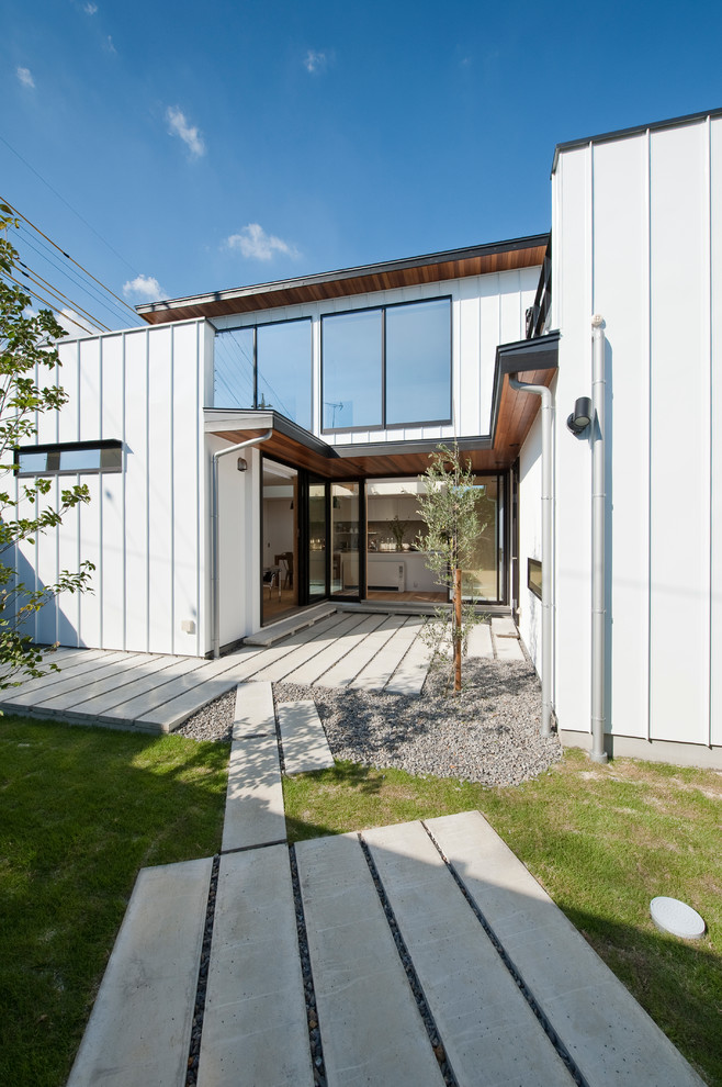 Пример оригинального дизайна: белый дом в современном стиле с облицовкой из металла