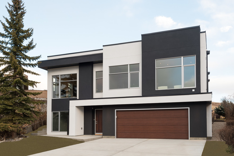 На фото: одноэтажный, черный дом среднего размера в стиле модернизм с облицовкой из цементной штукатурки и плоской крышей