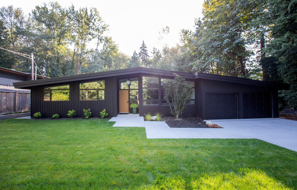 Ispirazione per la villa nera moderna a un piano di medie dimensioni con tetto a capanna