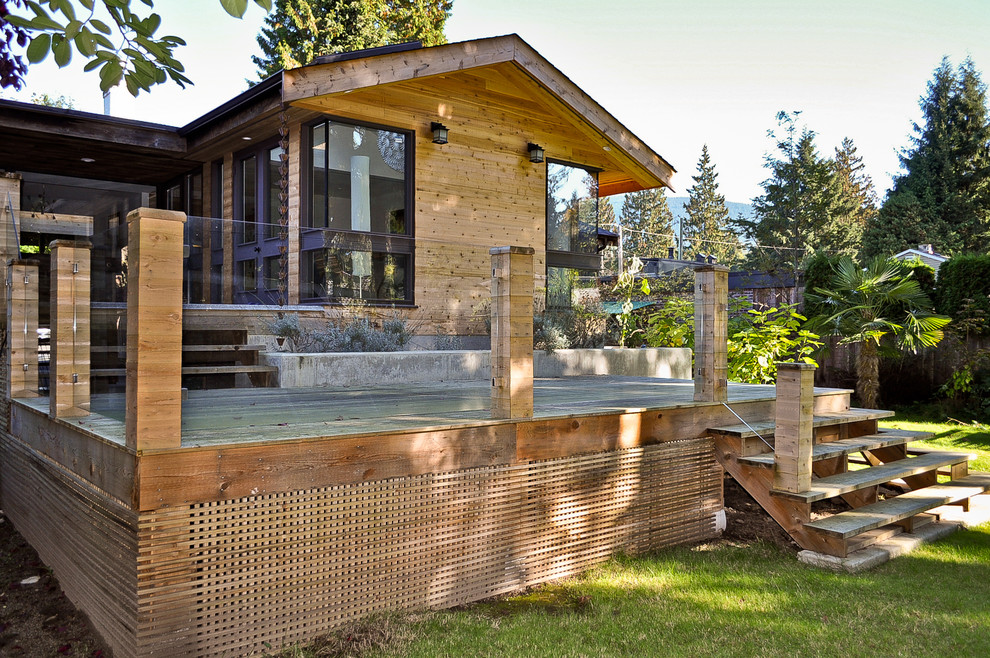Cette image montre une façade de maison minimaliste en bois de taille moyenne et à un étage.