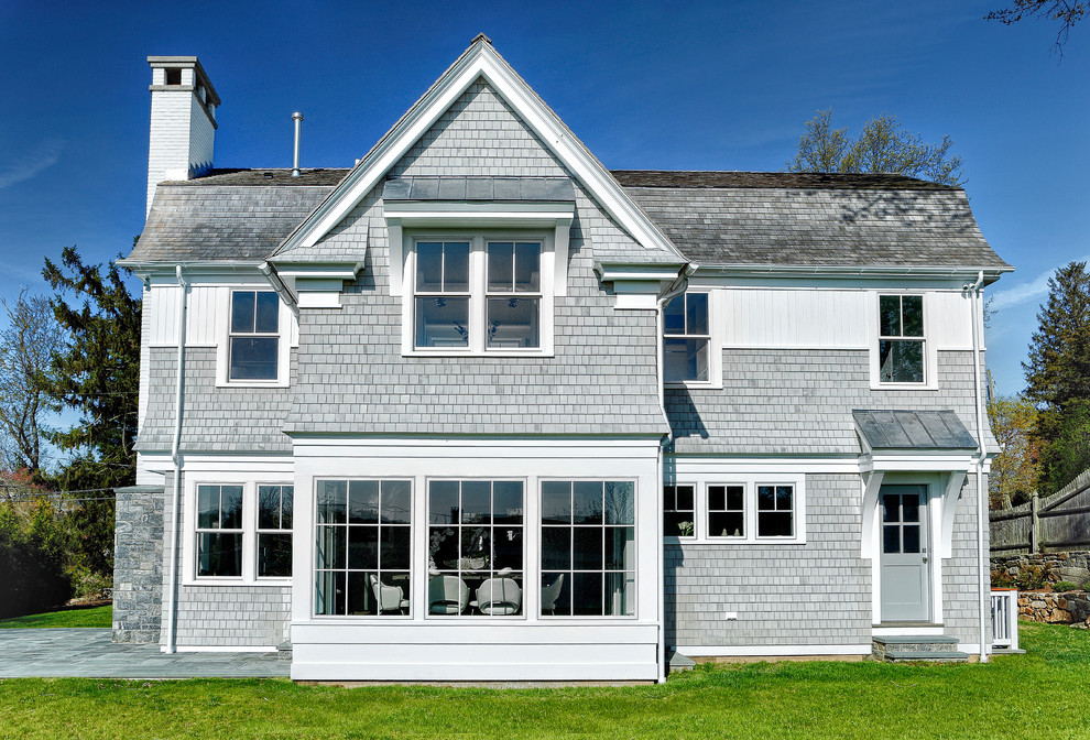 Zweistöckiges, Mittelgroßes Maritimes Haus mit grauer Fassadenfarbe, Walmdach und Schindeldach in New York