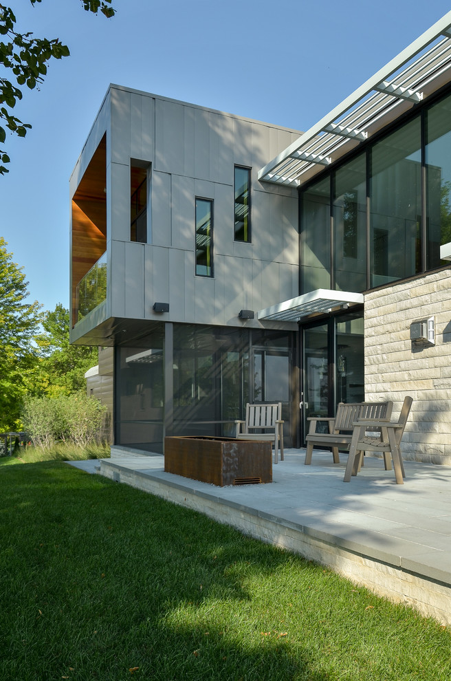 Idee per la facciata di una casa contemporanea con rivestimento in metallo