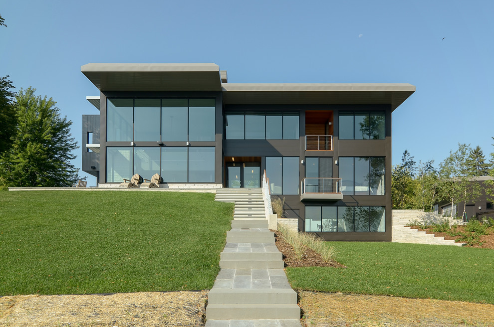 Cette image montre une façade de maison métallique design.