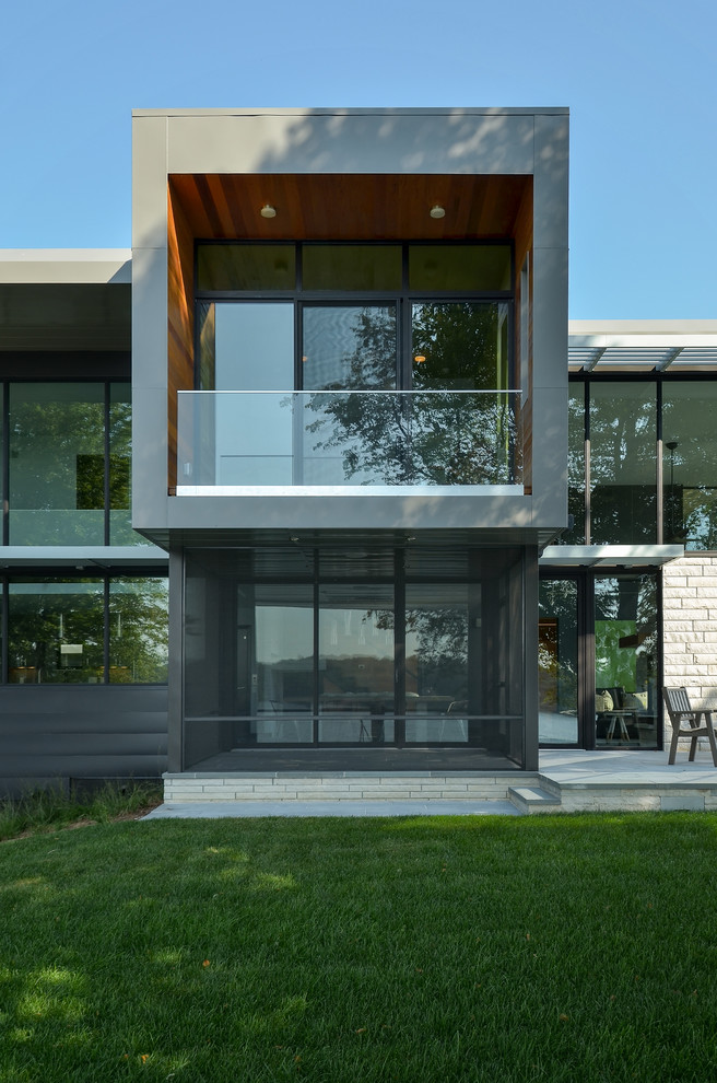 Ispirazione per la facciata di una casa contemporanea con rivestimento in metallo
