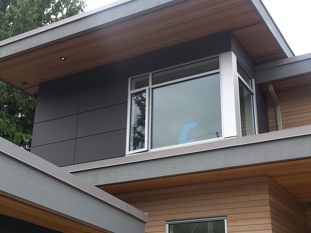 Zweistöckiges Modernes Haus mit Faserzement-Fassade und grauer Fassadenfarbe in Vancouver
