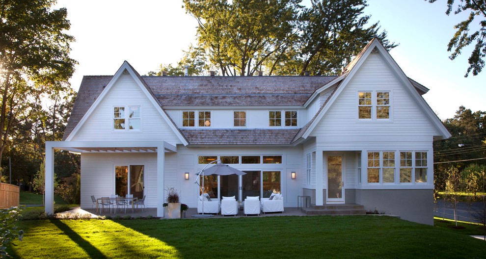 Inspiration pour une façade de maison blanche traditionnelle à un étage.