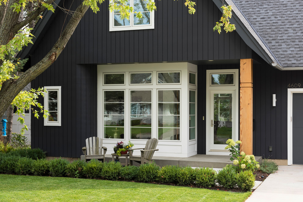 Свежая идея для дизайна: двухэтажный, черный дом среднего размера в скандинавском стиле с облицовкой из ЦСП и двускатной крышей - отличное фото интерьера