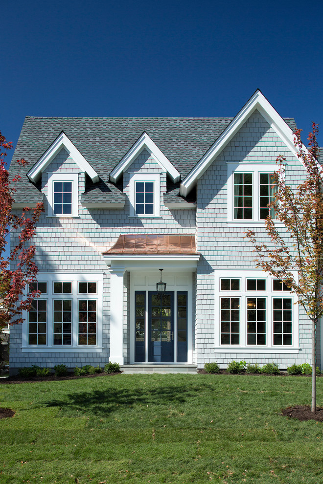 Mittelgroße, Zweistöckige Klassische Holzfassade Haus mit grauer Fassadenfarbe und Satteldach in Minneapolis