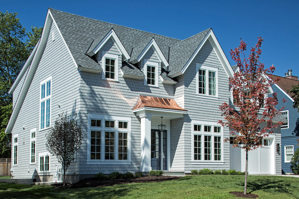 Exemple d'une façade de maison grise chic en bois de taille moyenne et à un étage avec un toit à deux pans.