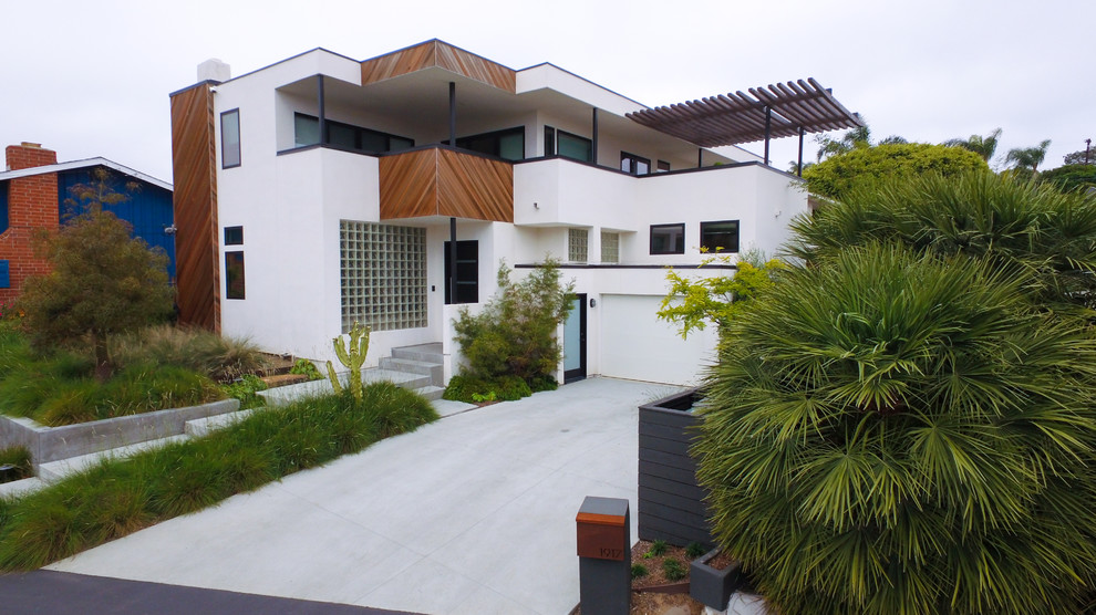 Идея дизайна: большой, двухэтажный, белый частный загородный дом в современном стиле с облицовкой из цементной штукатурки, плоской крышей и зеленой крышей