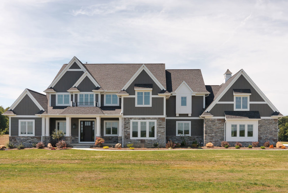 Imagen de fachada gris de estilo de casa de campo de dos plantas con revestimientos combinados