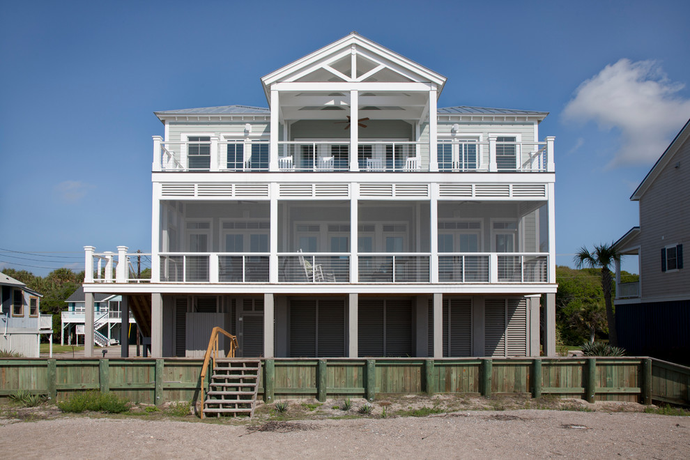 Идея дизайна: трехэтажный, серый, большой дом в морском стиле с облицовкой из ЦСП