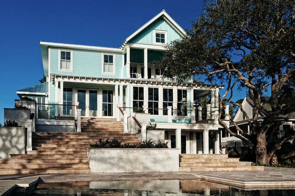 Immagine della facciata di una casa verde stile marinaro a tre piani di medie dimensioni con rivestimenti misti e copertura in metallo o lamiera