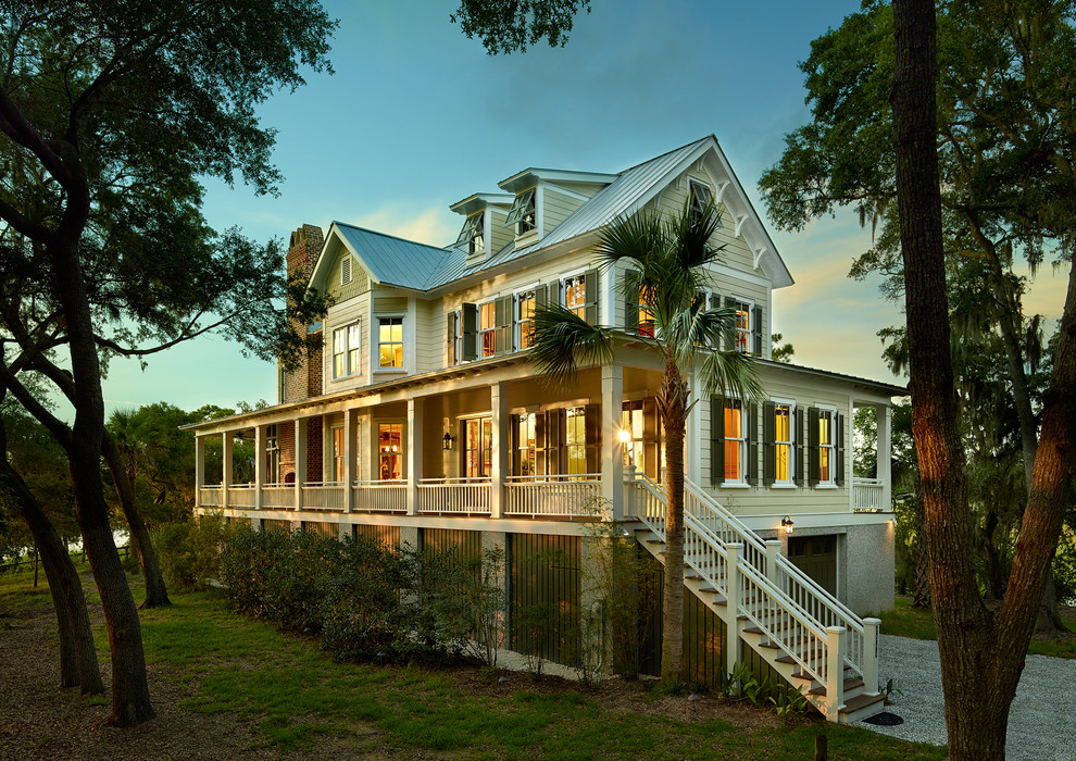 Inspiration pour une façade de maison verte marine en bois de taille moyenne et à deux étages et plus avec un toit à deux pans.