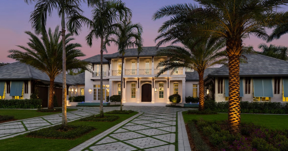 Großes, Zweistöckiges Maritimes Einfamilienhaus mit Putzfassade, weißer Fassadenfarbe, Walmdach und Schindeldach in Miami