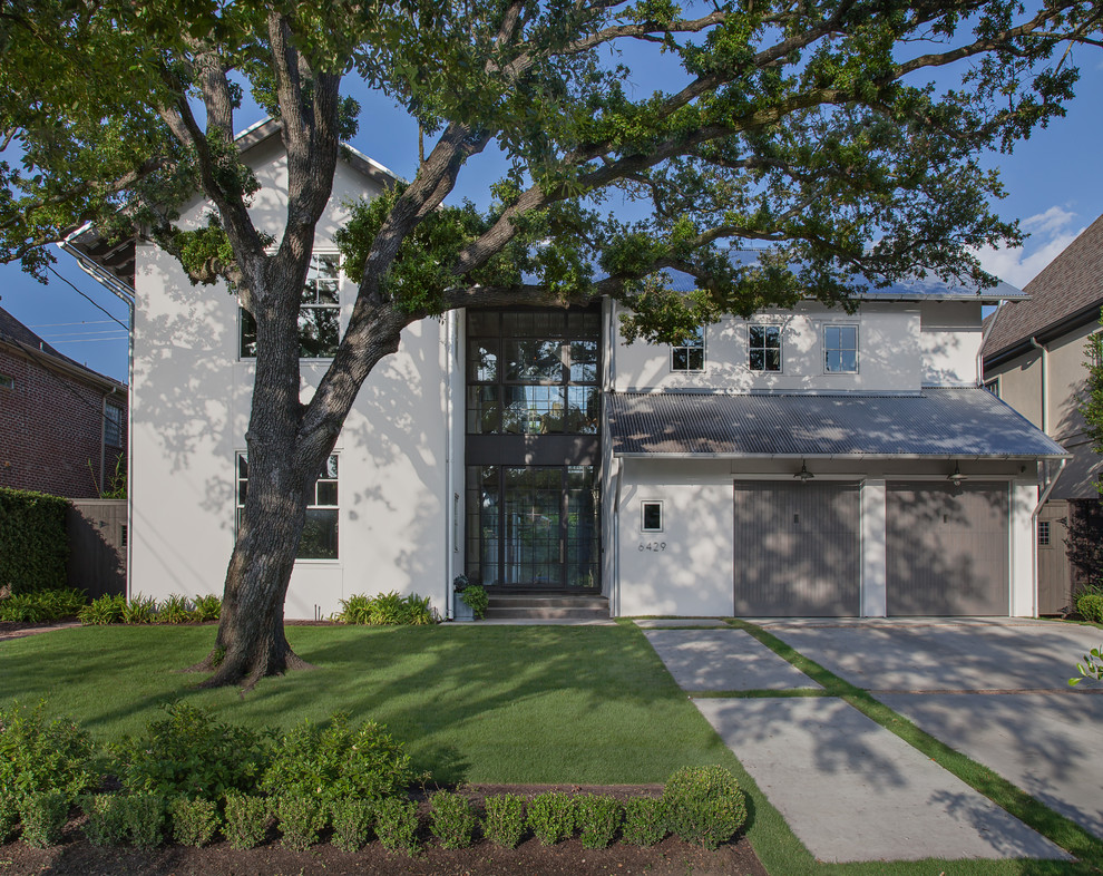 Großes, Zweistöckiges Klassisches Einfamilienhaus mit Putzfassade, weißer Fassadenfarbe, Satteldach und Blechdach in Houston