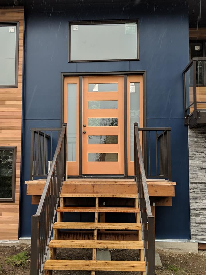 Großes, Zweistöckiges Modernes Einfamilienhaus mit Mix-Fassade, blauer Fassadenfarbe und Flachdach in Seattle