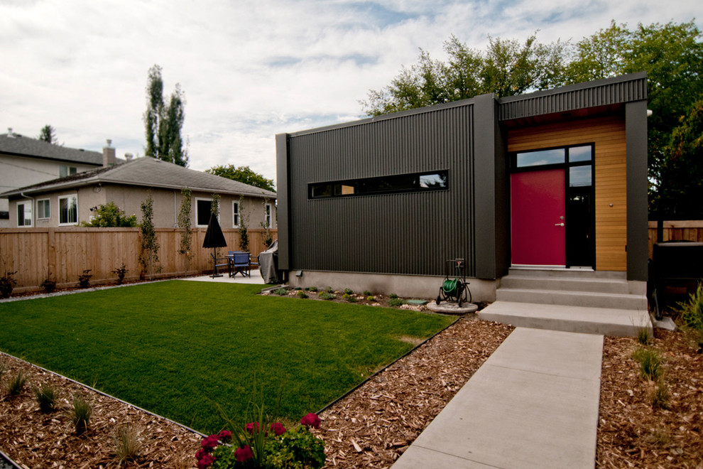 Mittelgroßes, Einstöckiges Modernes Haus mit Metallfassade, schwarzer Fassadenfarbe und Flachdach in Edmonton