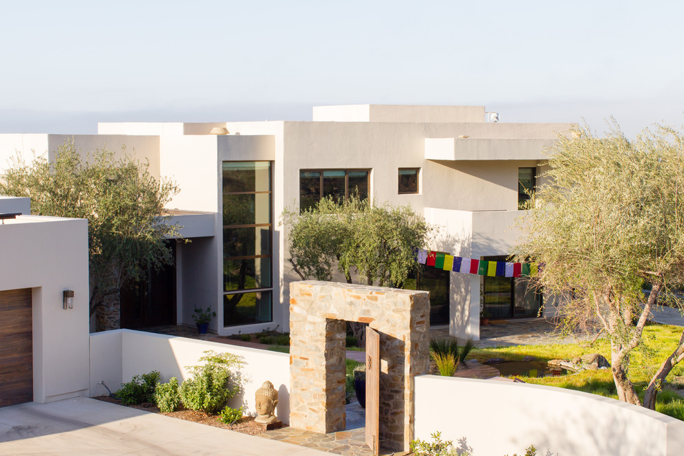 Großes, Zweistöckiges Modernes Haus mit Putzfassade, beiger Fassadenfarbe und Flachdach in San Luis Obispo