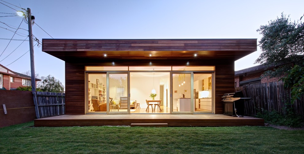 Mittelgroße, Einstöckige Moderne Holzfassade Haus mit brauner Fassadenfarbe und Flachdach in Melbourne