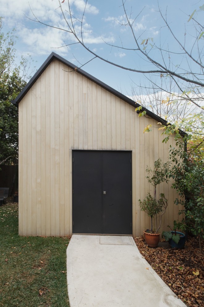 Réalisation d'une façade de maison grise design en bois de taille moyenne et de plain-pied avec un toit plat et un toit en métal.