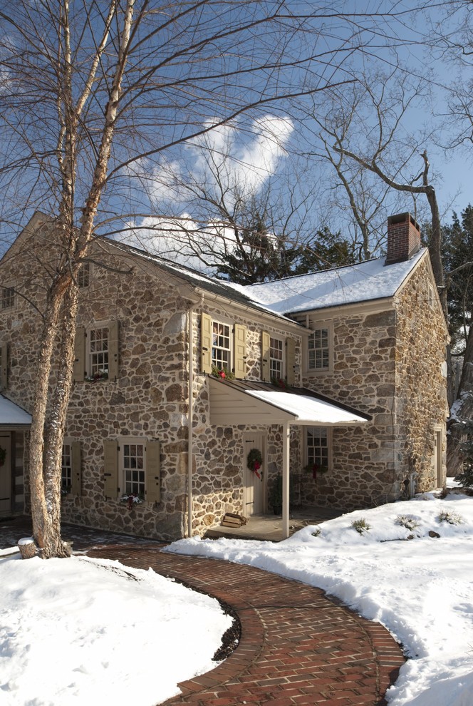 Imagen de fachada beige de estilo de casa de campo de dos plantas con revestimiento de piedra y tejado a dos aguas