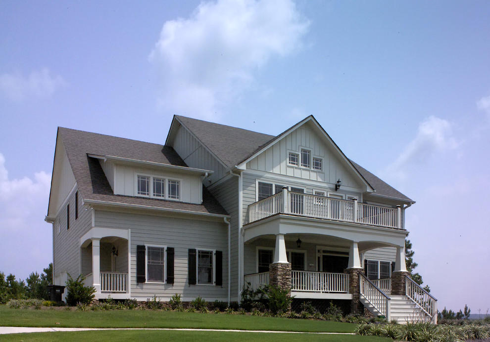 Exemple d'une grande façade de maison grise craftsman à un étage avec un revêtement mixte, un toit à deux pans et un toit en shingle.