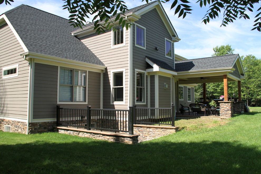 他の地域にあるトラディショナルスタイルのおしゃれな家の外観 (コンクリート繊維板サイディング) の写真