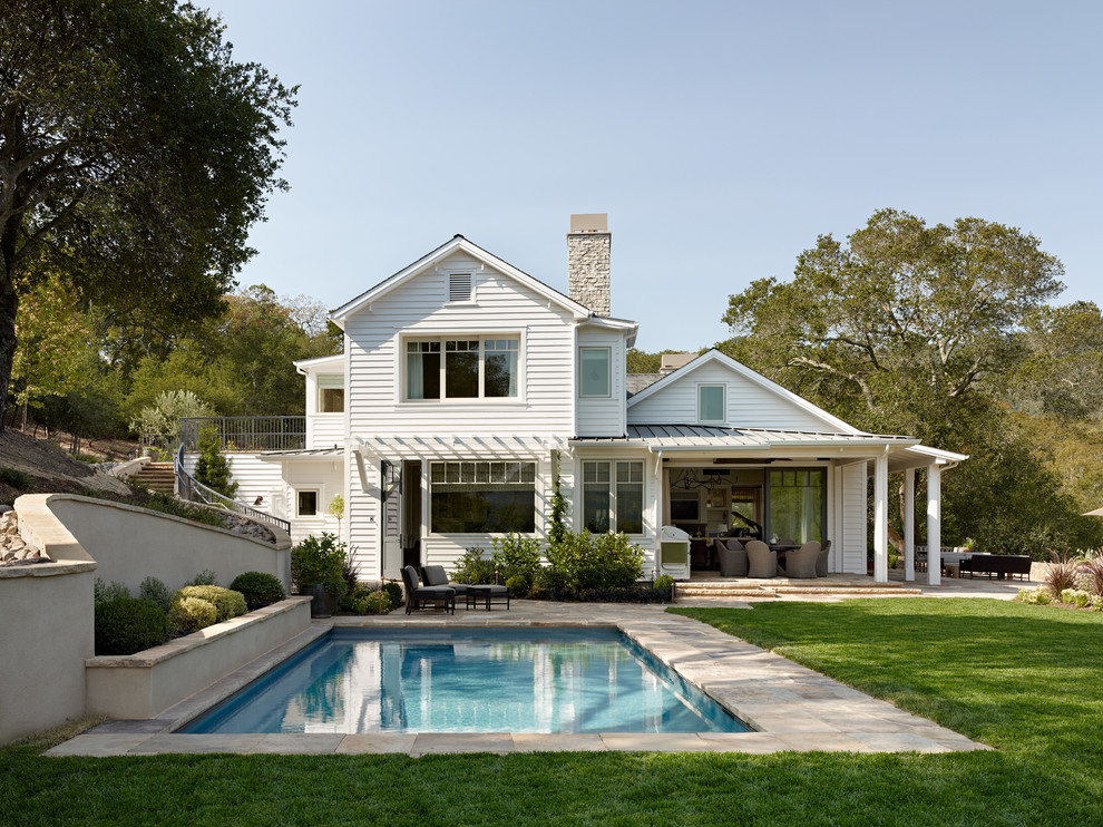 Großes, Zweistöckiges Landhaus Haus mit weißer Fassadenfarbe und Satteldach in San Francisco